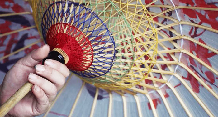 纸伞又称油纸伞，经过七十二到工序造就的传统雅典之美