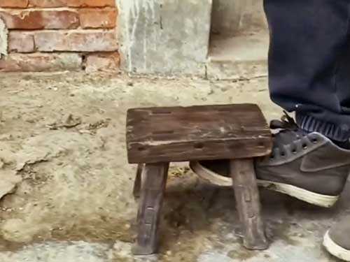 踩凳子走路