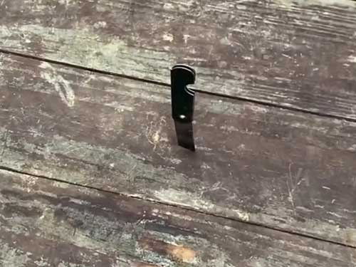 在课桌上扎小刀