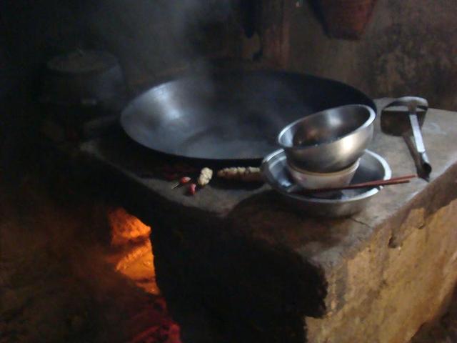 以前咱们农村人做饭用这个,做出的饭菜至今都回味无穷!-生活故事-回忆网