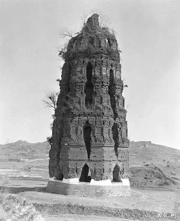 杭州的雷峰塔，于1924年坍塌